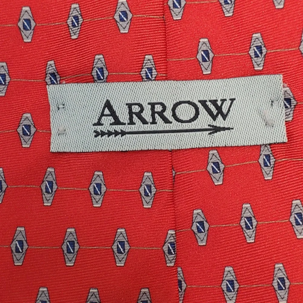 Arrow Mens Red Silk Geometric Medallion Pattern Classic Necktie Power Tie Preppy
